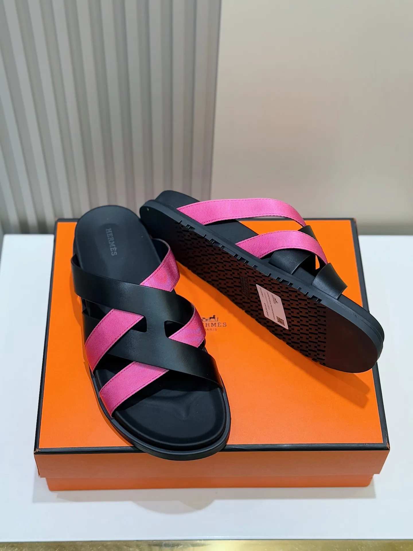 Batch 280 Hermes men's Kazimir slippers - top quality woven calfskin functional sandals, with interwoven uppers inspired by the "H" iconic pattern to create a casual look, perfect for summer. Imported cowhide + cowhide lining + rubber outsole Size: 38-44 (.45.46 customized)
